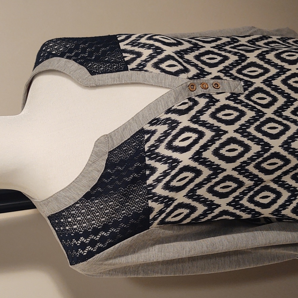 Maurices Diamond Patterned Top - Sz. L - Picture 2 of 7